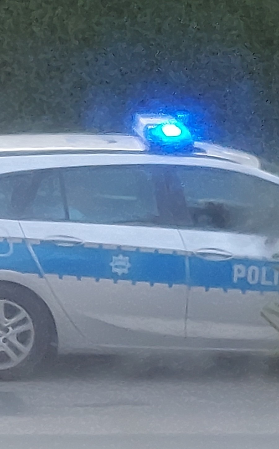 Na DK11 po zderzeniu samochodów jedno auto wpadło do rowu. Droga była zablokowana