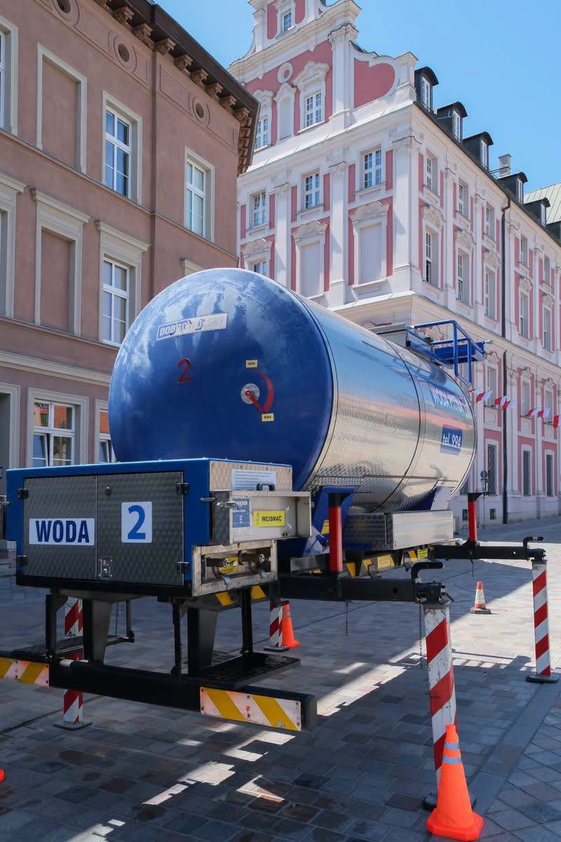 Ekstremalne upały w Poznaniu. Beczkowozy na ulicach, odwołane wydarzenia