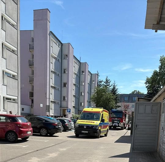 Wozy strażackie i karetka przed jednym z bloków w Poznaniu. Z budynku ewakuowało się kilkanaście osób