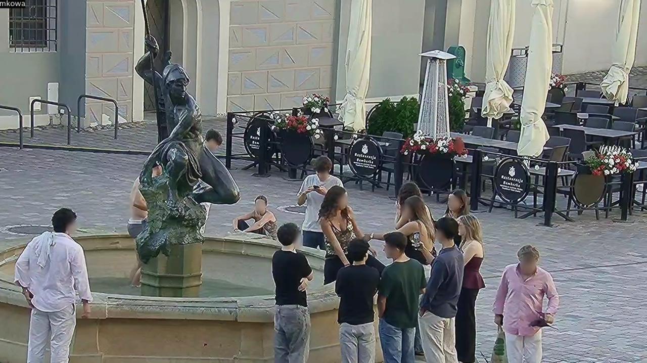 Taki widok na Starym Rynku. Robią to mimo bezwzględnego zakazu