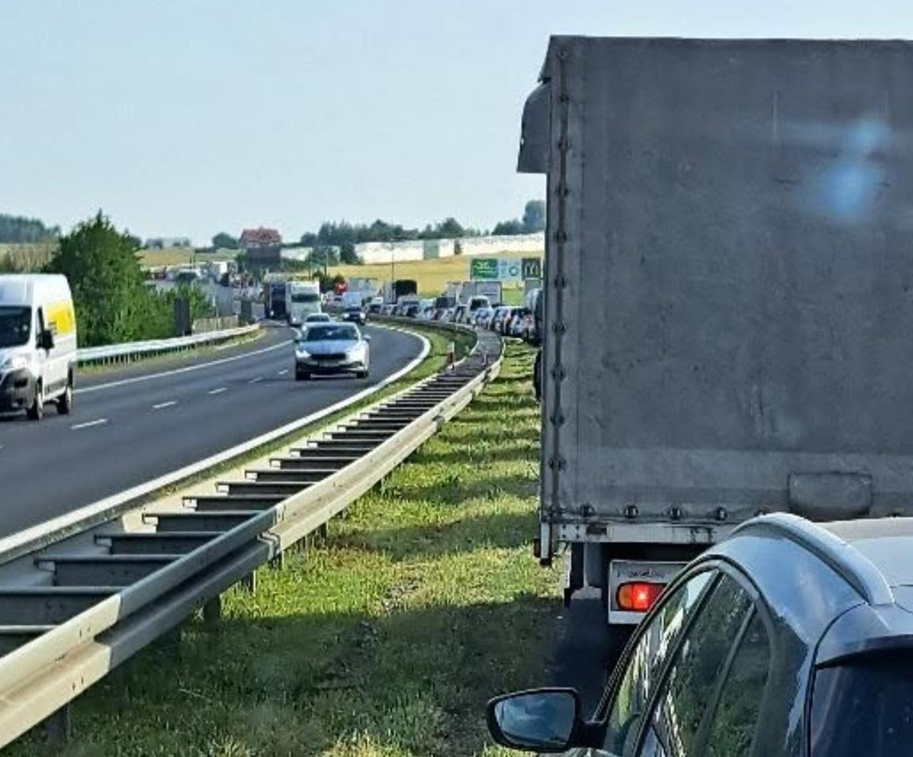 Śmiertelny wypadek na S11 pod Poznaniem. Ciężarówka wjechała w drogowców koszących trawę