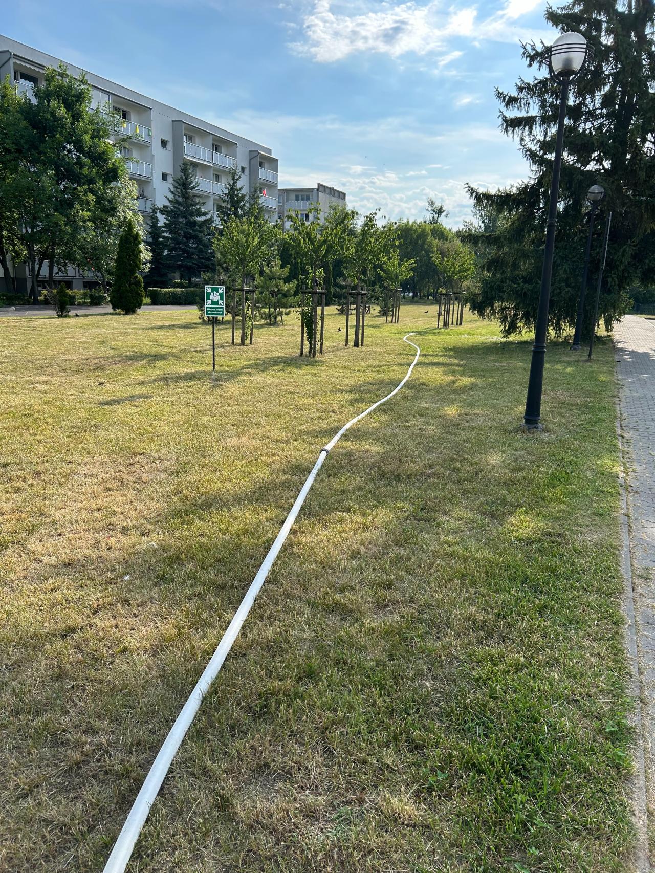 Woda z miejskiego basenu trafia prosto na trawnik. "Wydaje się to wielkim marnotrawstwem"