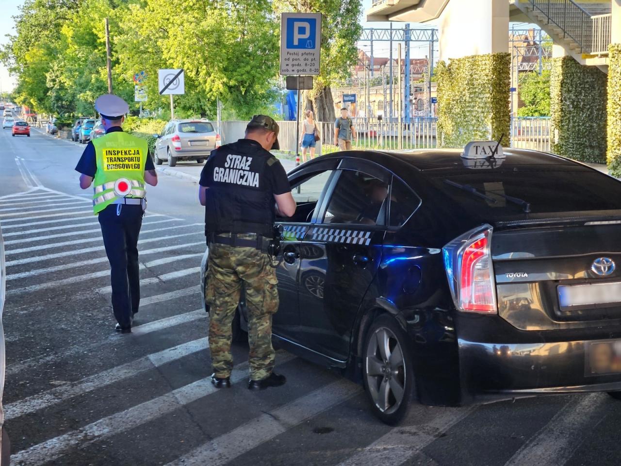 Kontrolowali taksówki w Poznaniu. Zatrzymano obcokrajowca, wystawiono mandaty