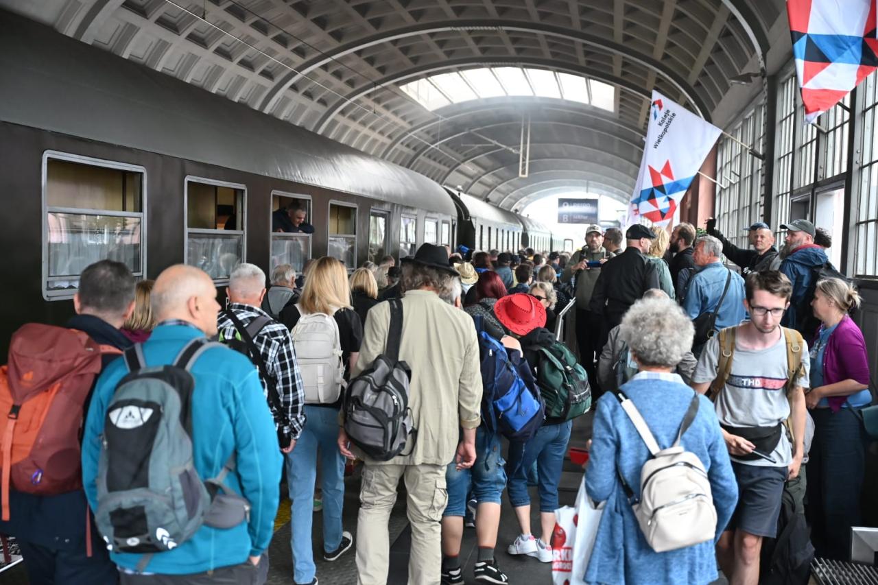 Niezwykły pociąg pojawił się dziś na poznańskim dworcu (zdjęcia)