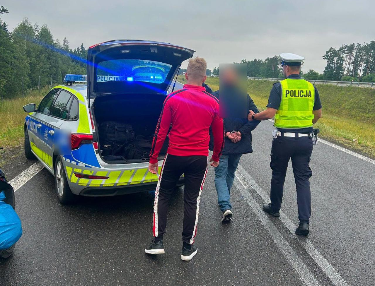 Wężykiem na motorowerze w regionie. Za 61-latkiem jechał policjant