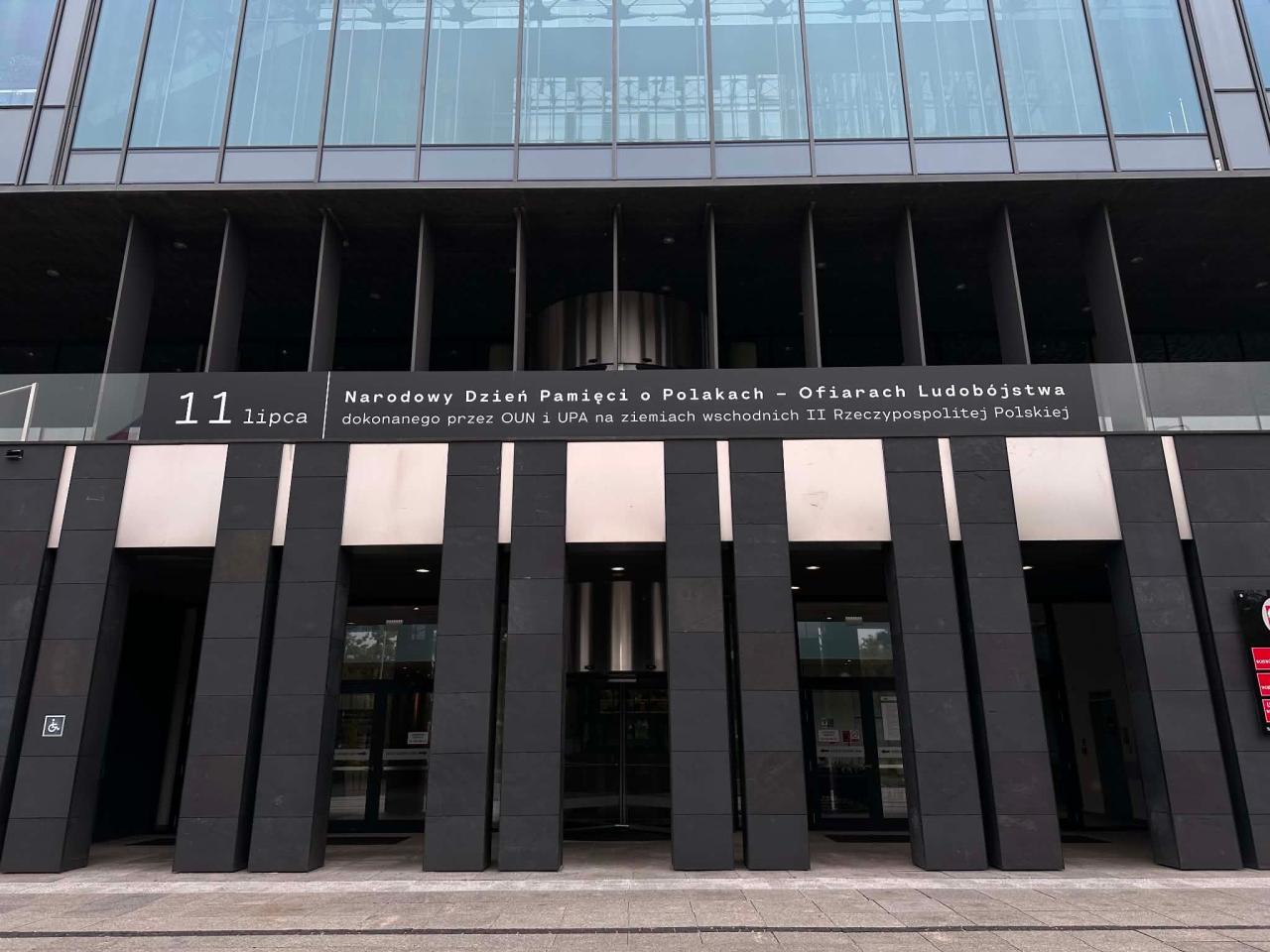 Taki baner zawisł dziś na budynku urzędu w Poznaniu