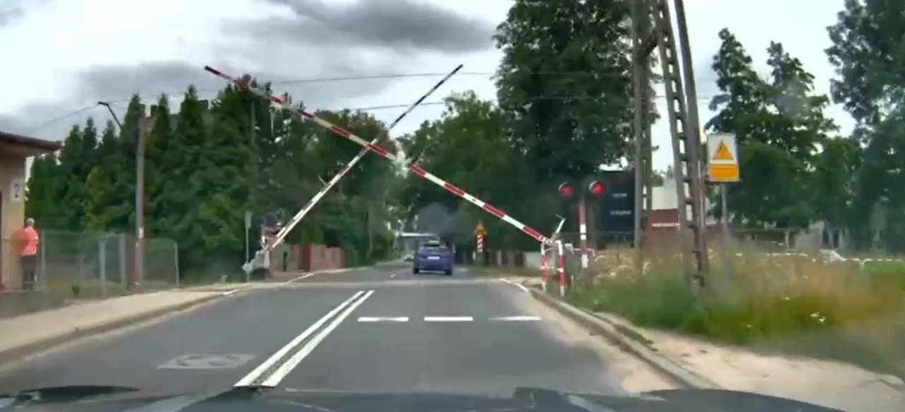 Niebezpieczne sytuacje na poznańskim przejeździe. "A później się dziwią, iż tyle wypadków"