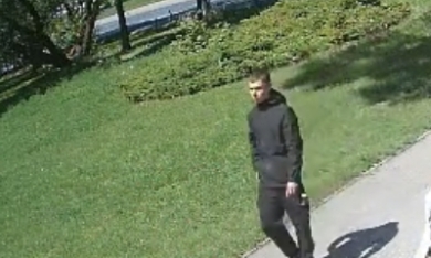 "Straty wynoszą 80 tysięcy złotych." Policjanci szukają tego mężczyzny!