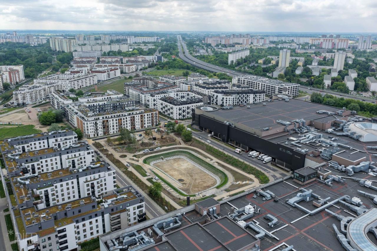 Nowy zbiornik retencyjny i ulica na Łacinie: prace zwolniły? "Pracownik przez większość dnia siedzi z telefonem albo śpi na koparce"