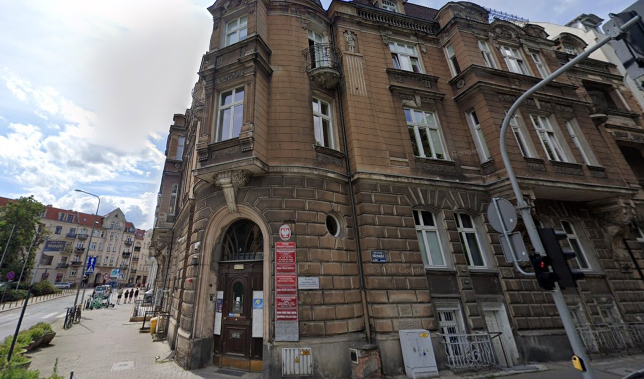 4 zastępy strażaków na Matejki. W miejskiej instytucji zapalił się śmietnik w łazience
