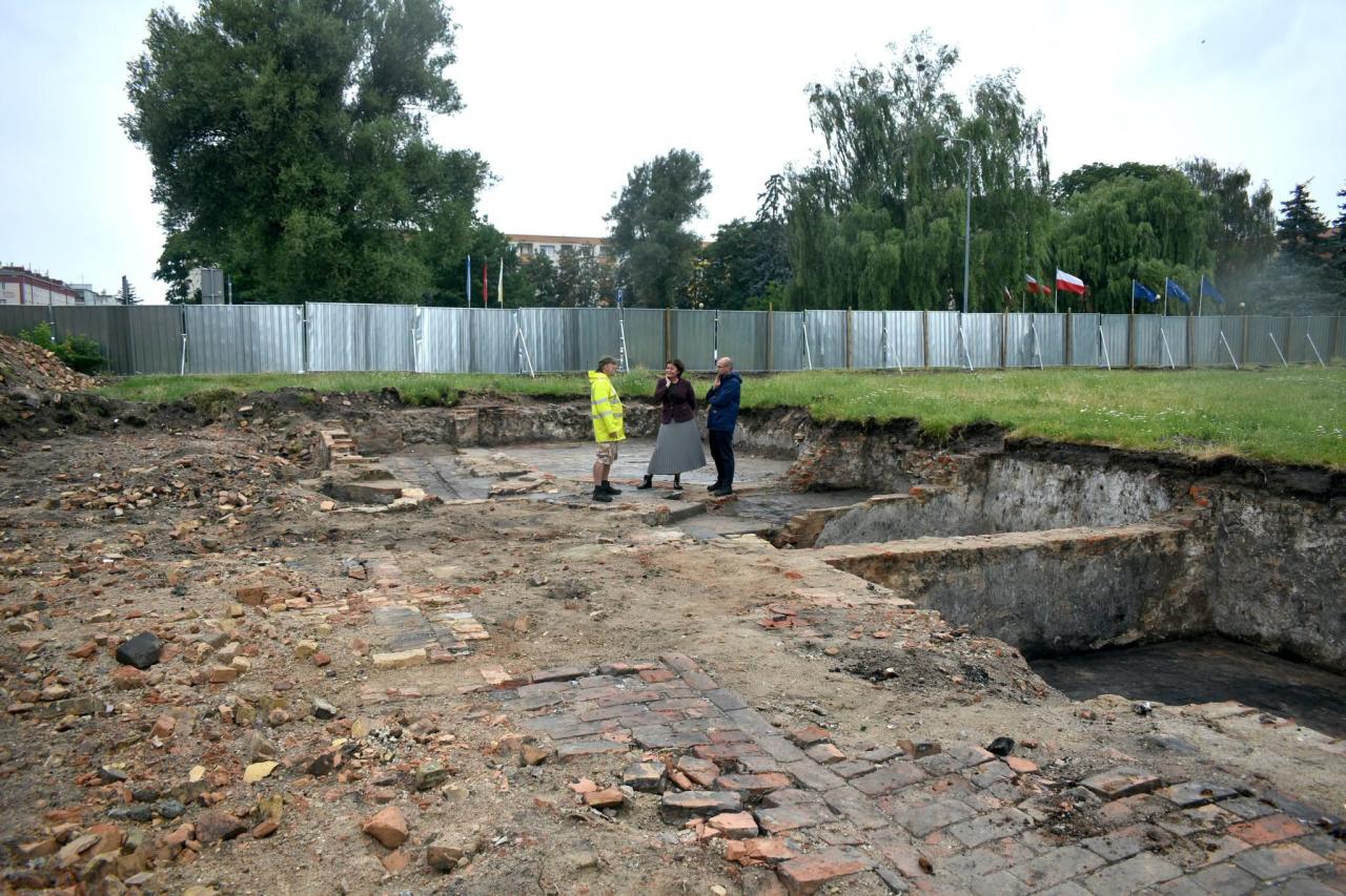 "Spod ziemi wyłonił się fragment ceglanego muru." Takie odkrycie w wielkopolskim mieście