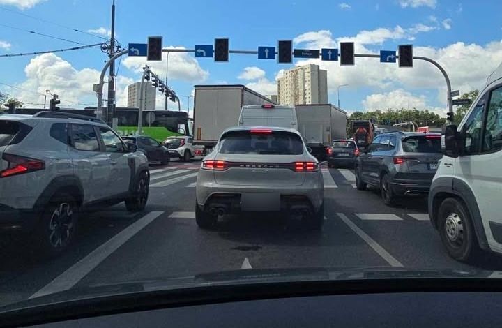 Gigantyczne korki na dojazdach do ronda Rataje! Nie działają światła