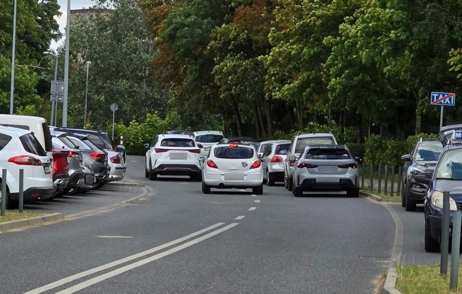 Cwaniactwo parkingowe przy poznańskim szpitalu. Straż Miejska nie działa? "Interweniujemy"