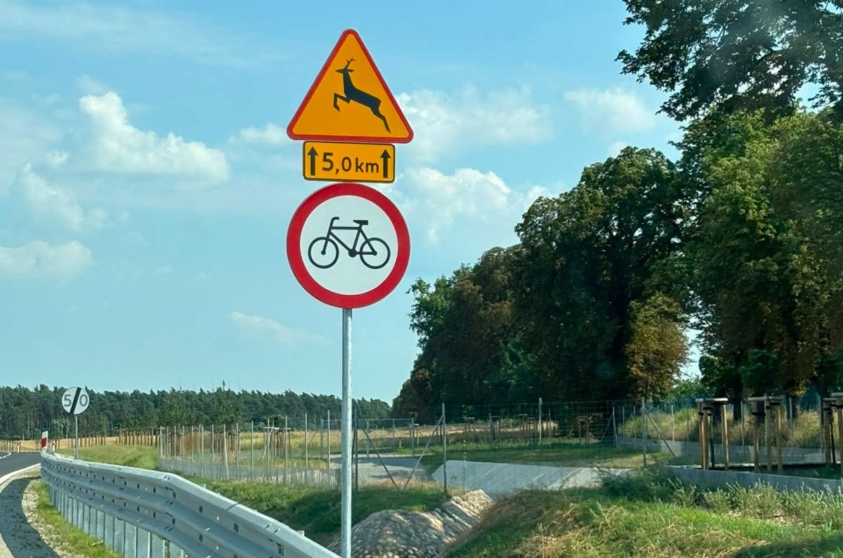 Zakaz jazdy na rowerze na odcinku nowej drogi z Borówca do Krzesin. "Konieczna teleportacja"