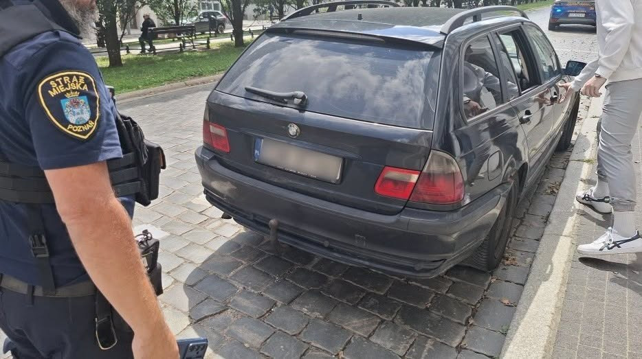 Kierowca BMW zaparkował na parkingu dla autokarów w centrum Poznania. "Strażnicy zaprowadzili mężczyznę do komisariatu"