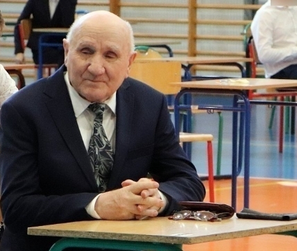 87-latek kolejny raz nie zdał matury. Internetowa poetka sugeruje, iż egzamin powinien być dostosowany do niego. "Zasługuje na ogromny szacunek."