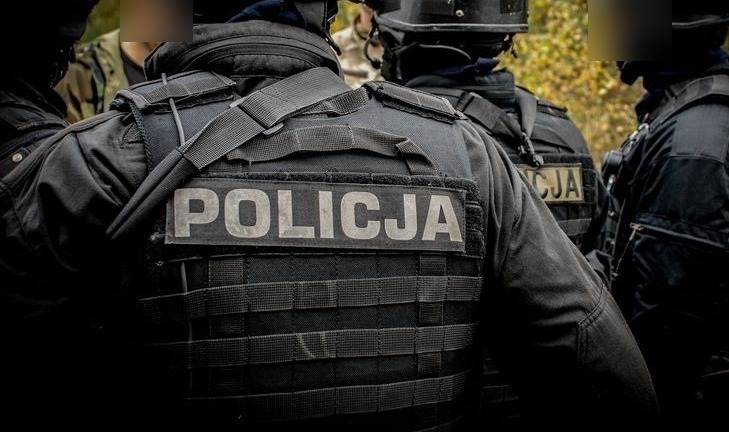 Rondo Rataje: "dużo zamaskowanych policjantów i rozwalony samochód"