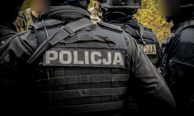 Rondo Rataje: "dużo zamaskowanych policjantów i rozwalony samochód"