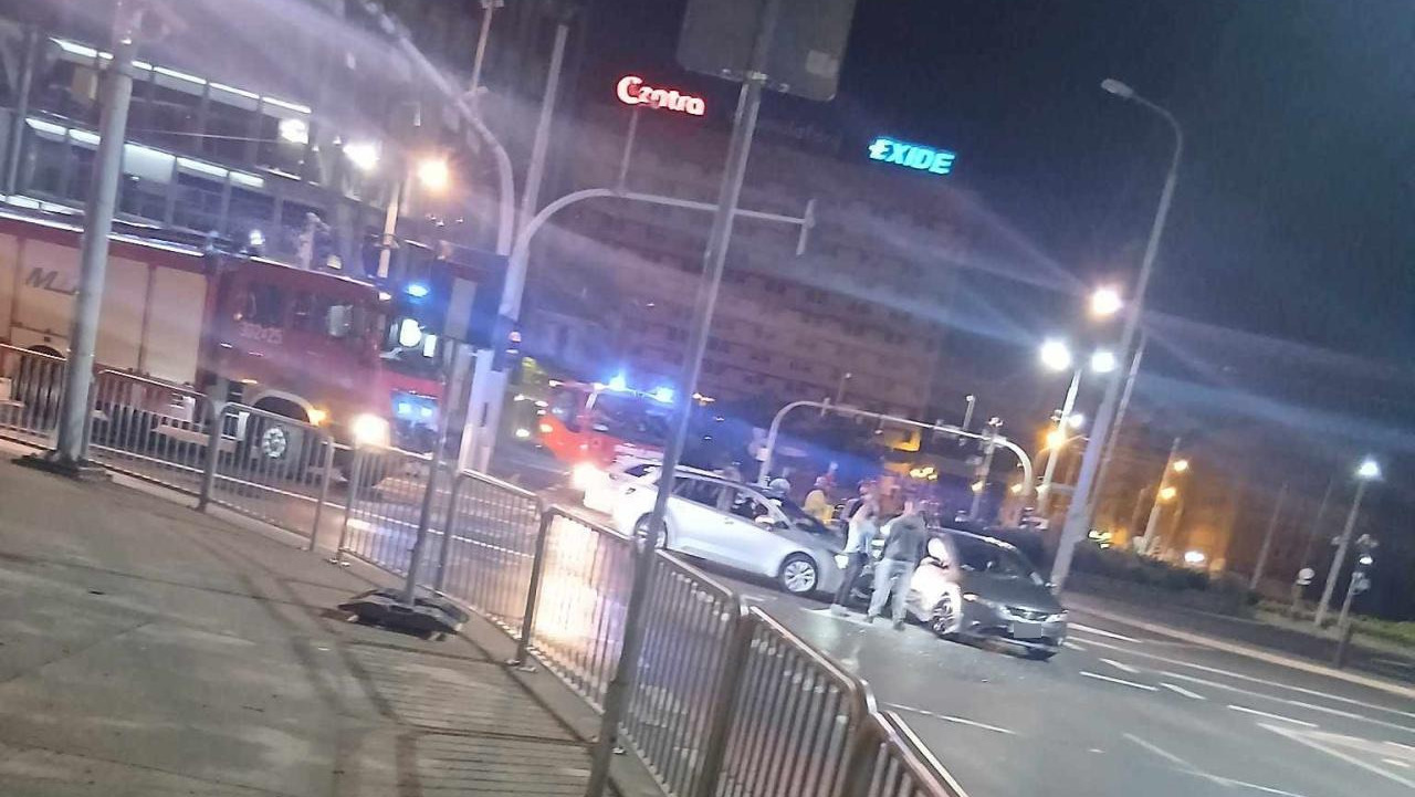 Zderzenie dwóch pojazdów na Rondzie Kaponiera