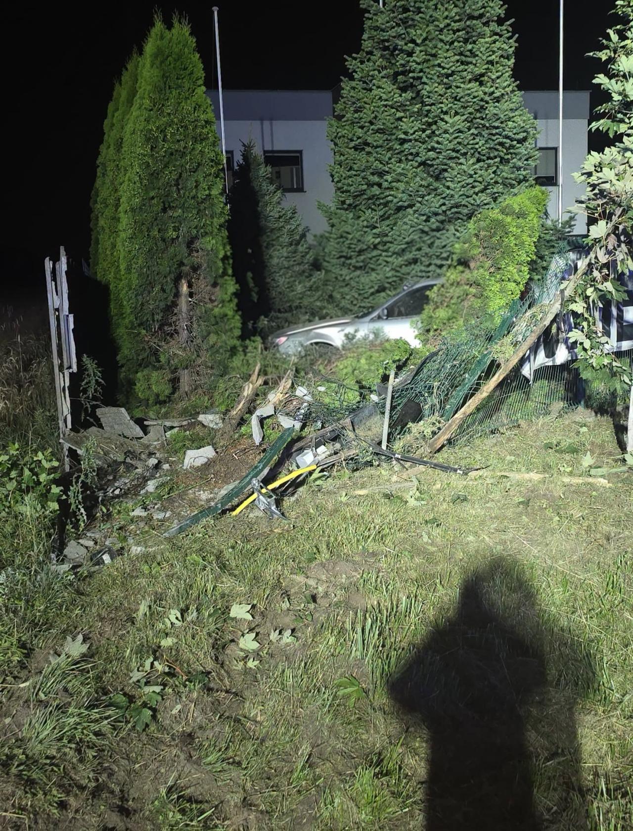 Wypadek pod Poznaniem. Samochód staranował ogrodzenie i wjechał w skrzynkę gazową