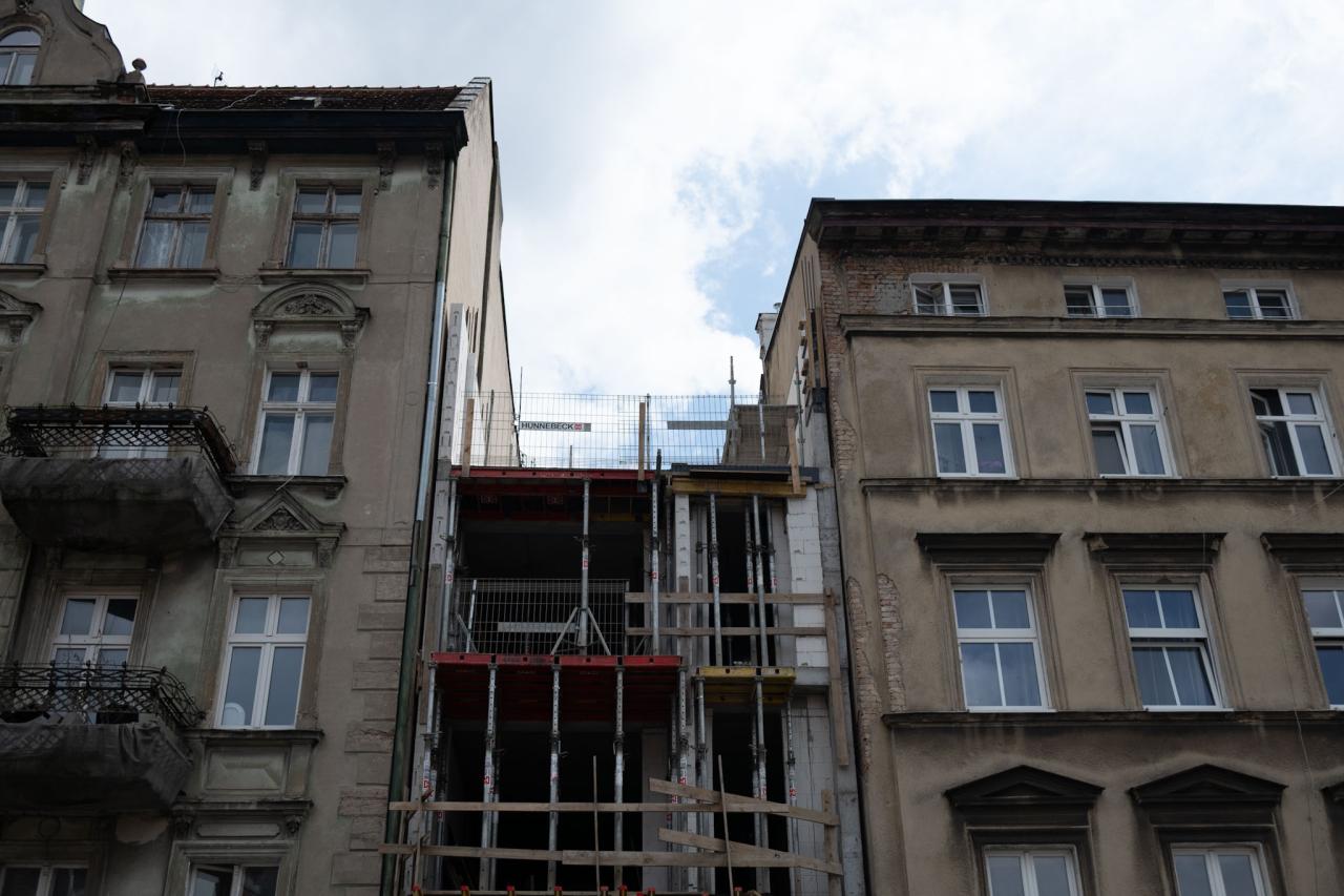 W szczelinie o szerokości 5,5 metra budują nową kamienicę. Tak wygląda dziś