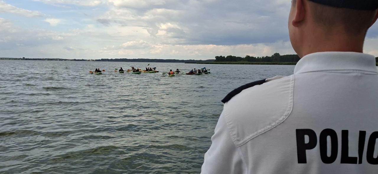 Niebezpieczna sytuacja na jeziorze w Wielkopolsce. Kajakarz wpadł do wody, koledzy nie byli w stanie mu pomóc