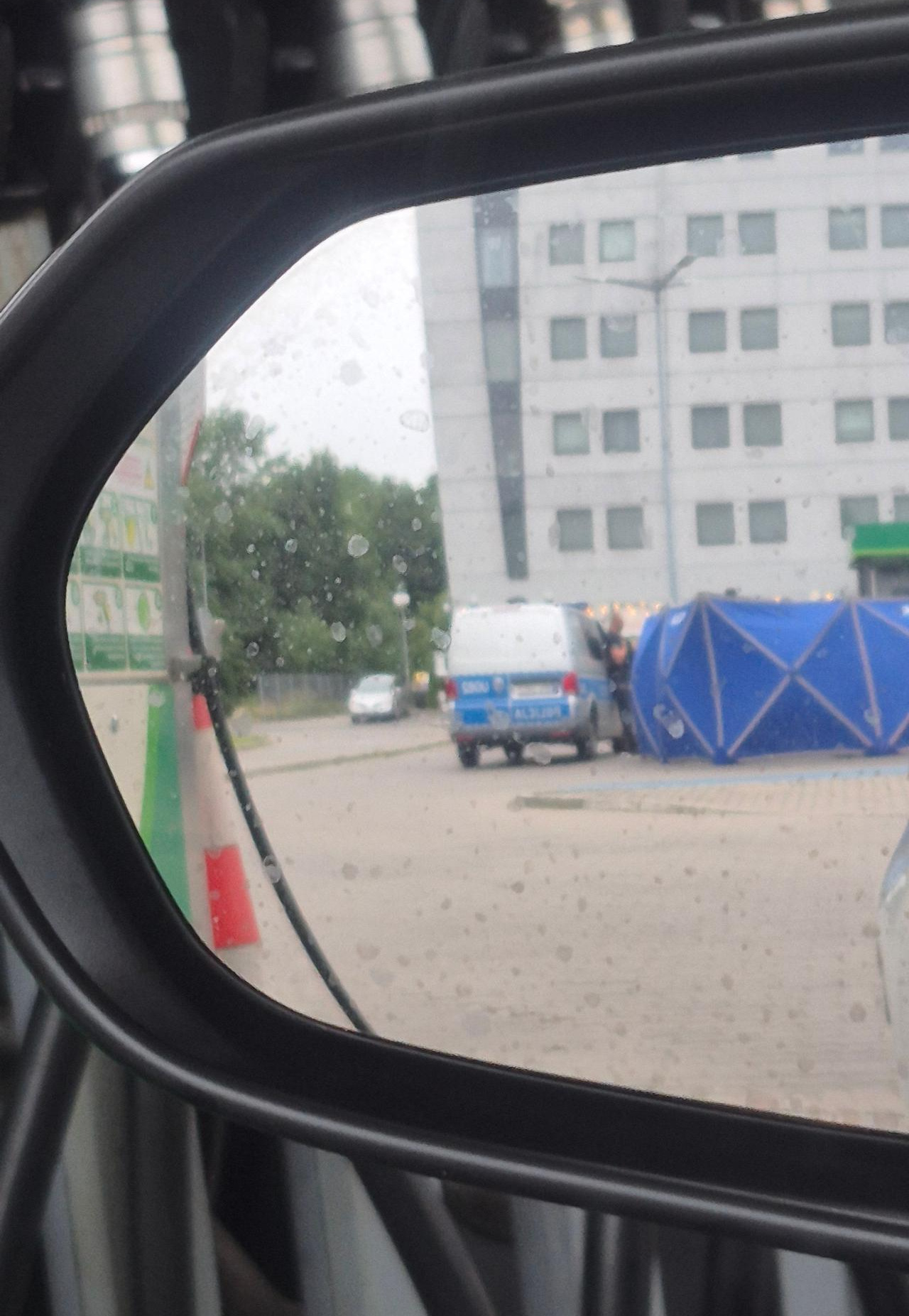 Policyjny parawan przy poznańskiej stacji benzynowej. W BMW znaleziono zwłoki