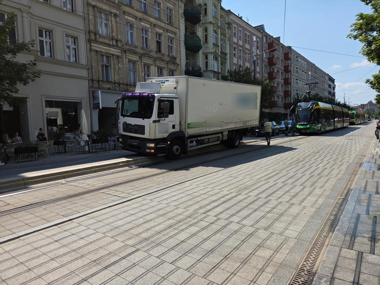 Tramwaje stanęły w centrum. Samochód zawisł na przystanku wiedeńskim