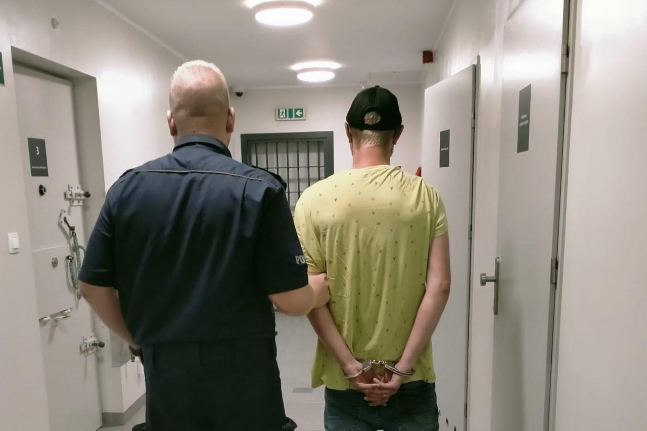 Przejażdżka skradzioną koparko-ładowarką zakończyła się pościgiem policyjnym. 25-latek znalazł się w policyjnej celi