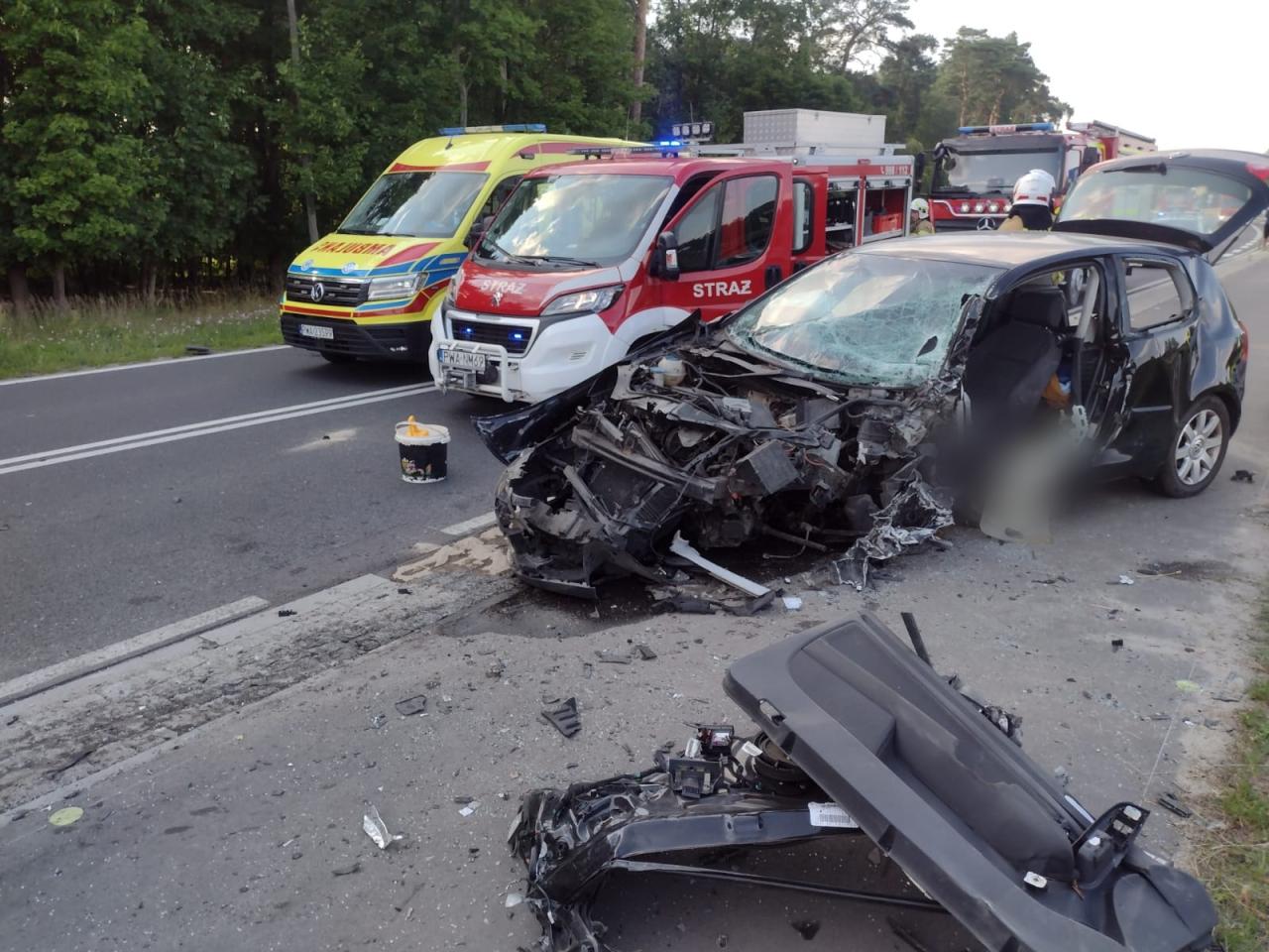 Zderzenie czołowe w regionie. Jedna z osób była zakleszczona w pojeździe
