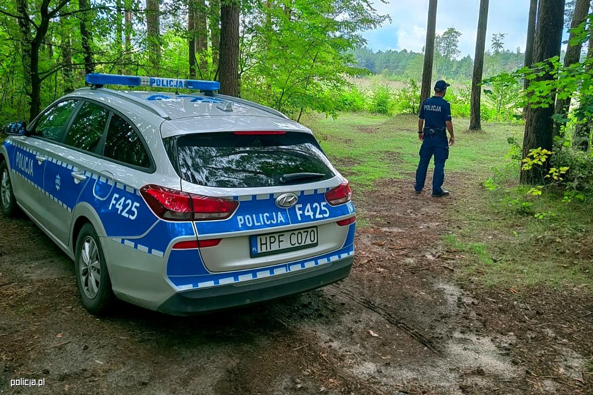 Leżał na tylnej kanapie Volkswagena w podpoznańskim lesie. Tak kierowca próbował ukryć się przed policjantami