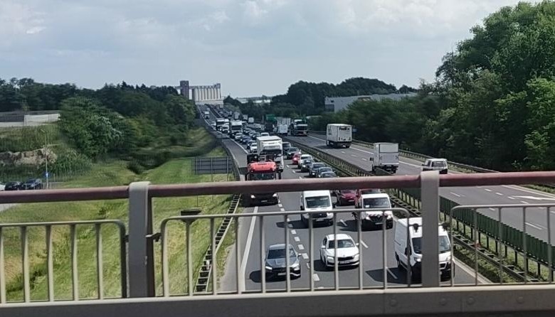 Spory zator drogowy na Krzywoustego. Kierowcy stoją w 6-kilometrowym korku
