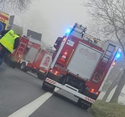 Zderzenie samochodu ciężarowego z osobówką. Droga zablokowana