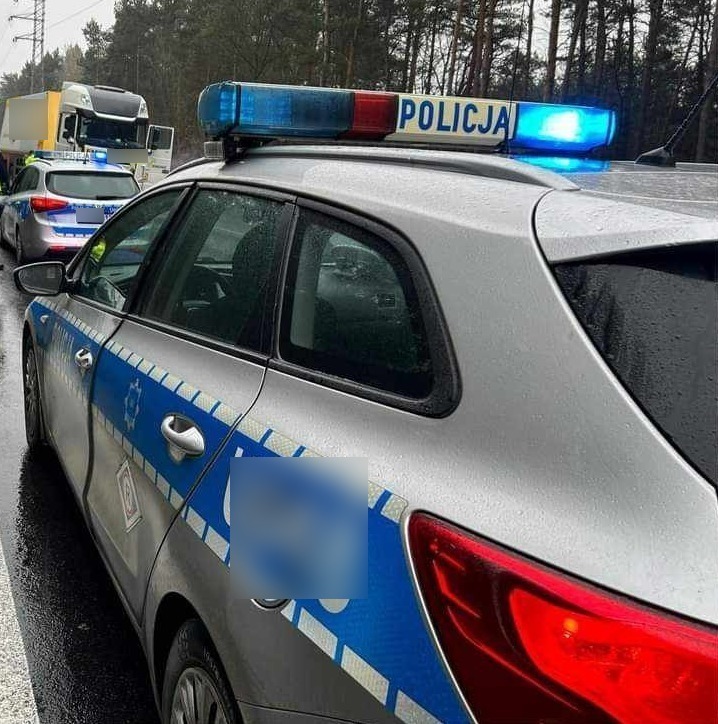 Kraksa na S5. Zderzyły się samochody osobowe z ciężarowym