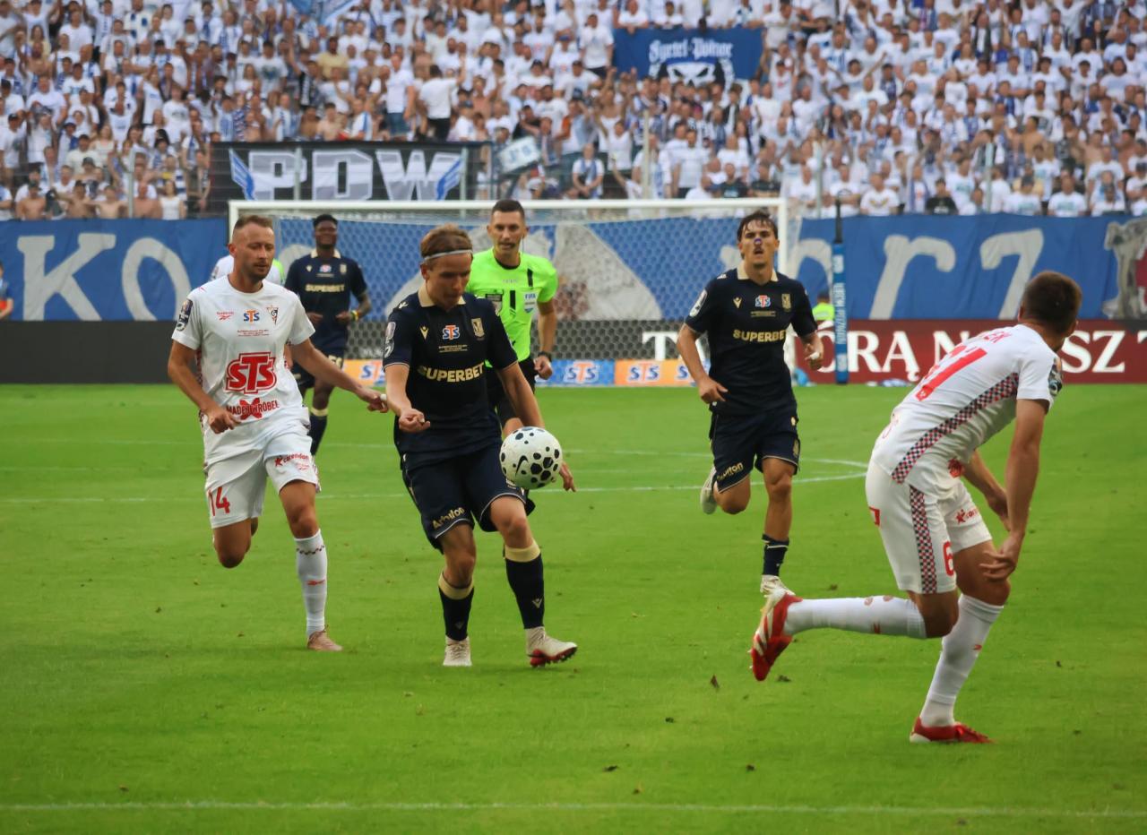 3:1 na stadionie w Poznaniu. "Zdobywamy STS Superpuchar Polski."