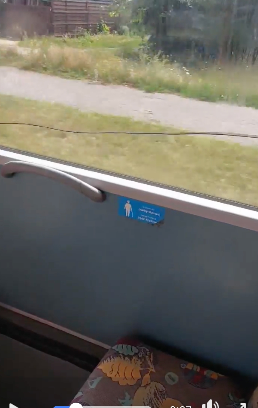 Woda między szybami w podmiejskim autobusie. "Warto pokazać czym jeździmy"