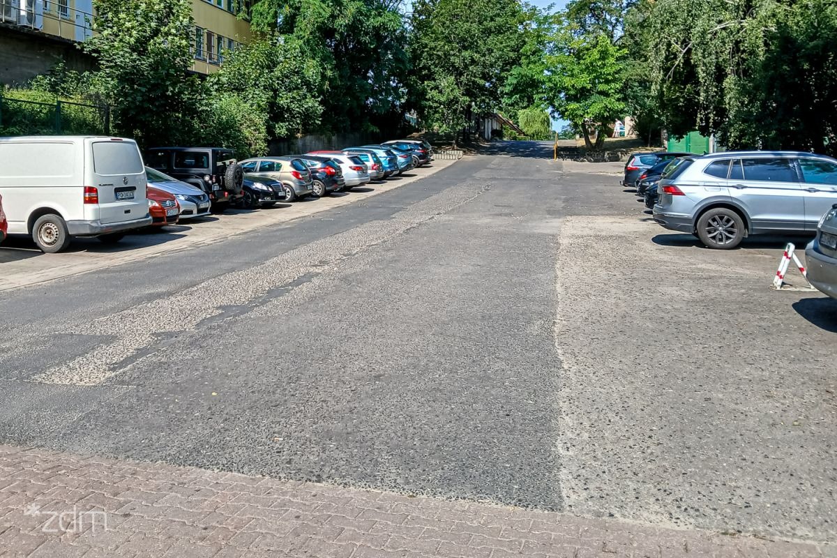 Coraz mniej miejsc parkingowych na poznańskim osiedlu, mieszkańcy rozgoryczeni