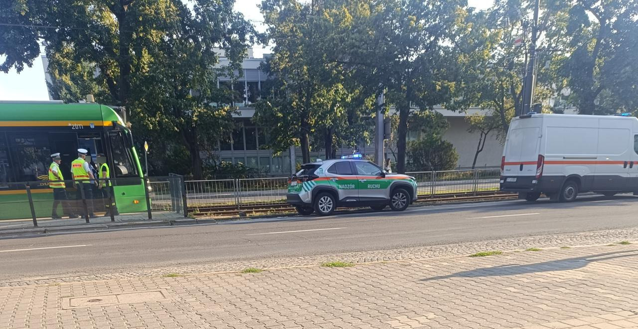 Tramwaje stanęły na Królowej Jadwigi. W pojeździe przewrócił się wózek dziecięcy