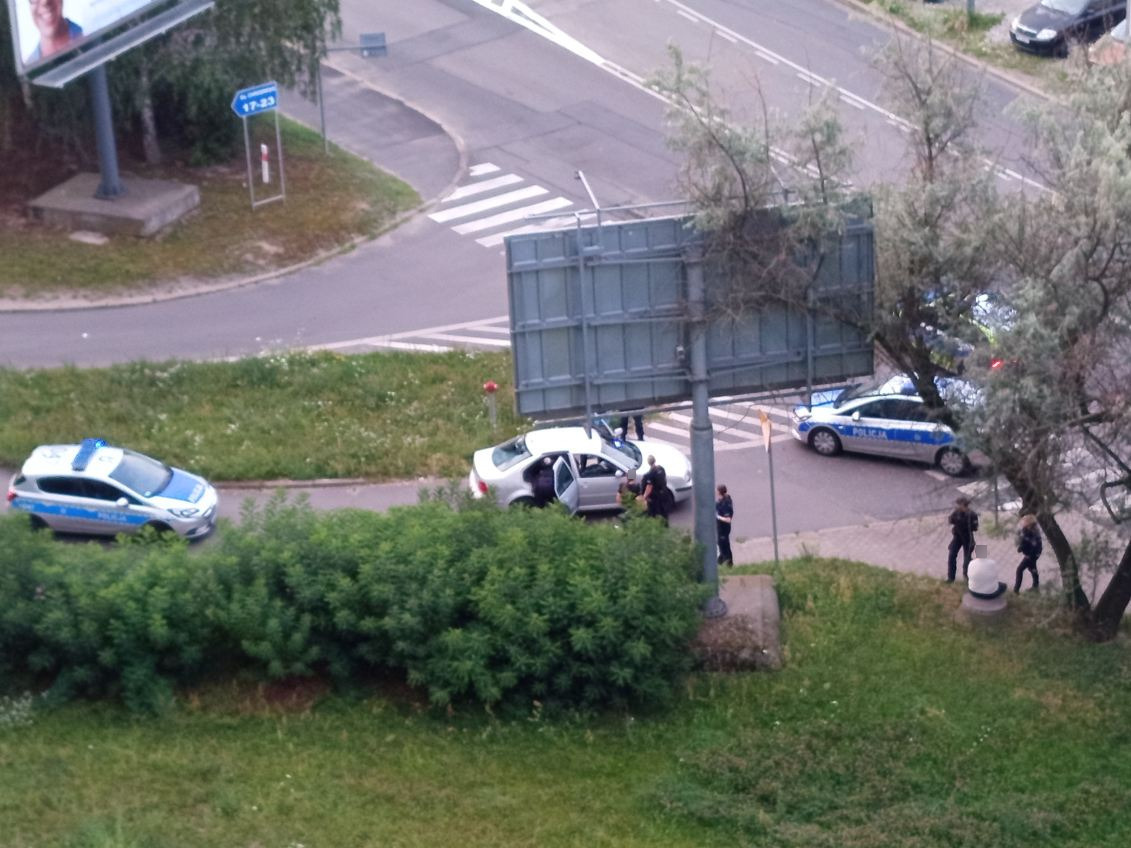 Akcja służb po awanturze przy poznańskim osiedlu. "Człowiek w kajdankach"