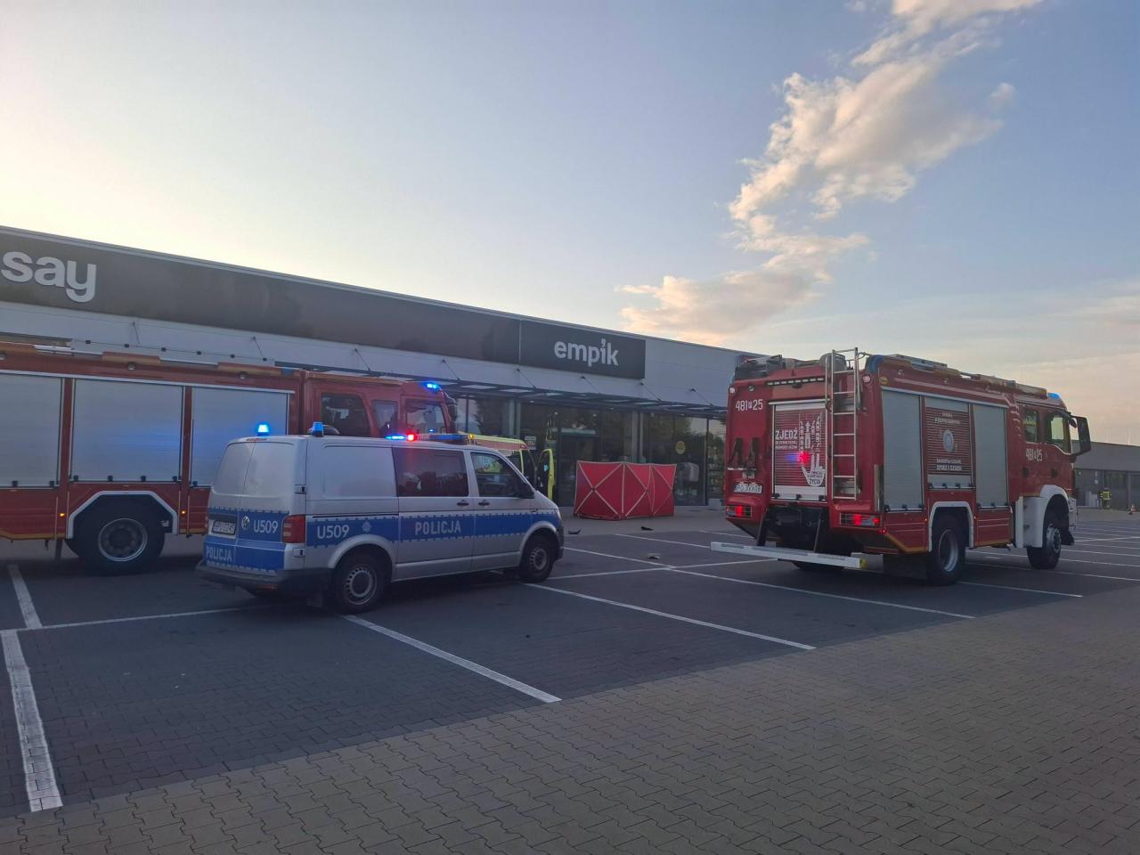 Tragiczny wypadek na parkingu przy galerii w regionie. Nie żyje motocyklista