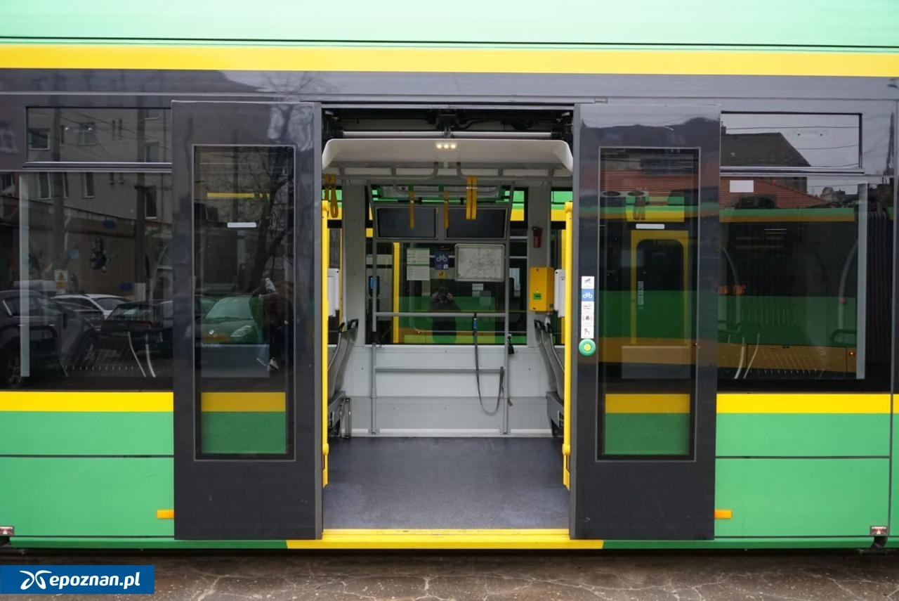 Atak w tramwaju na Poznaniaka, który stanął w obronie Ukraińca. Policja szuka sprawców
