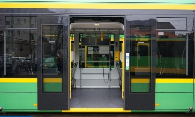 Atak w tramwaju na Poznaniaka, który stanął w obronie Ukraińca. Policja szuka sprawców