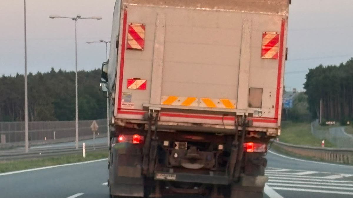 Głośny pościg za ciężarówką, która taranowała radiowozy. Kierowcę znaleziono w hotelu w okolicach Poznania