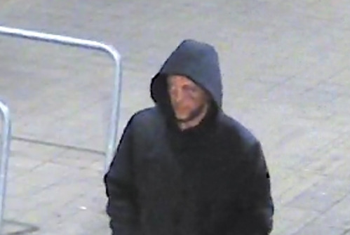Szkoda w centrum Poznania oszacowana na 12 000 zł. Policjanci szukają tego mężczyzny!
