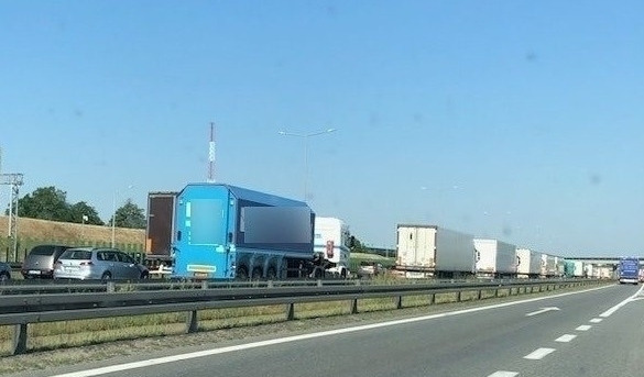 Kierowcy stoją w korku na poznańskim odcinku autostrady A2. Zator ma w tej chwili około 5 km