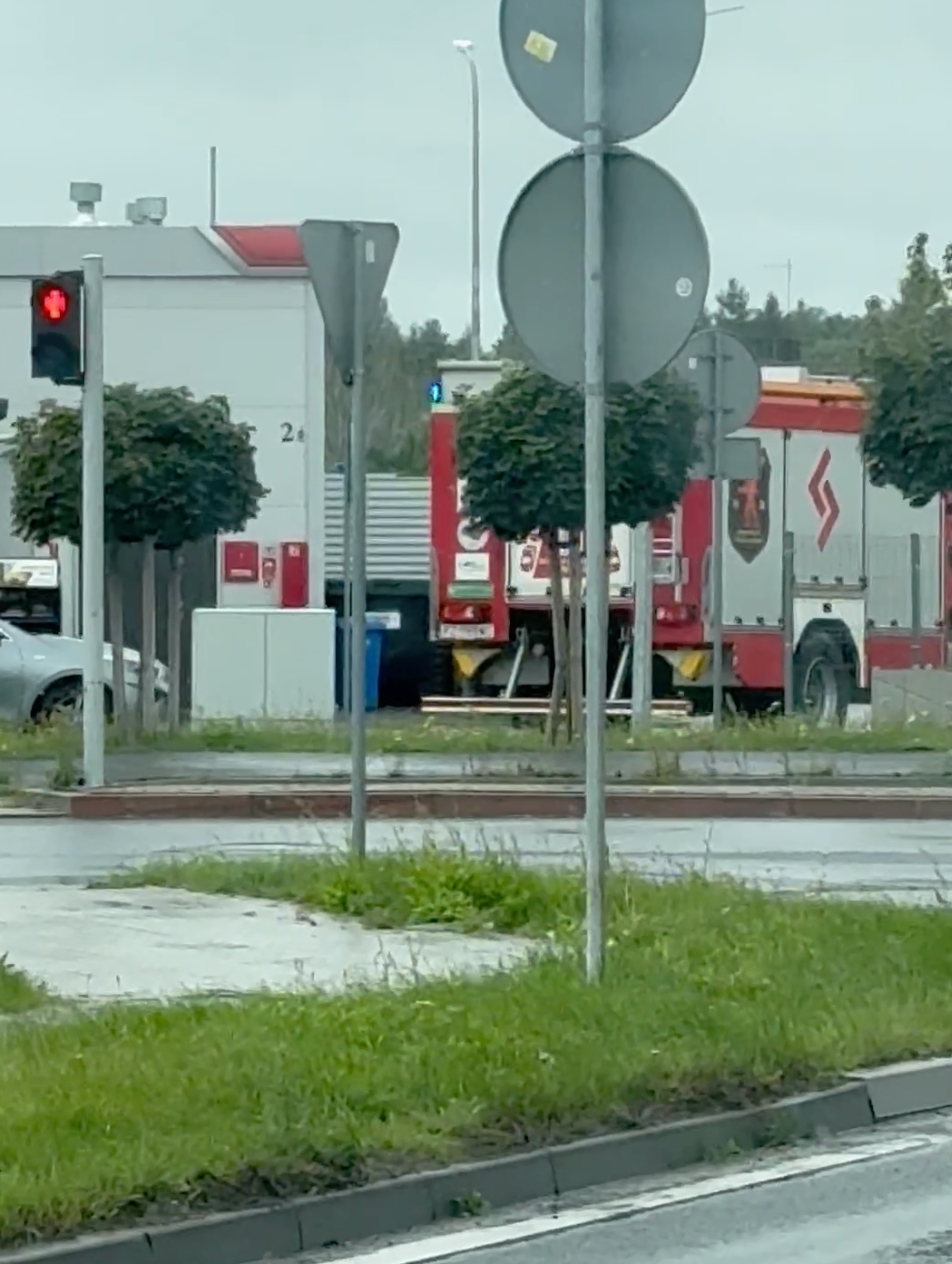 Akcja służb na DW307, plama oleju o długości 6 kilometrów