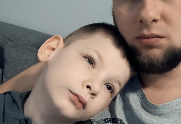 "Dwóch niezwykłych chłopców". Jednego wychowuje mama, drugiego tata. Połączyła ich walka o lepsze życie