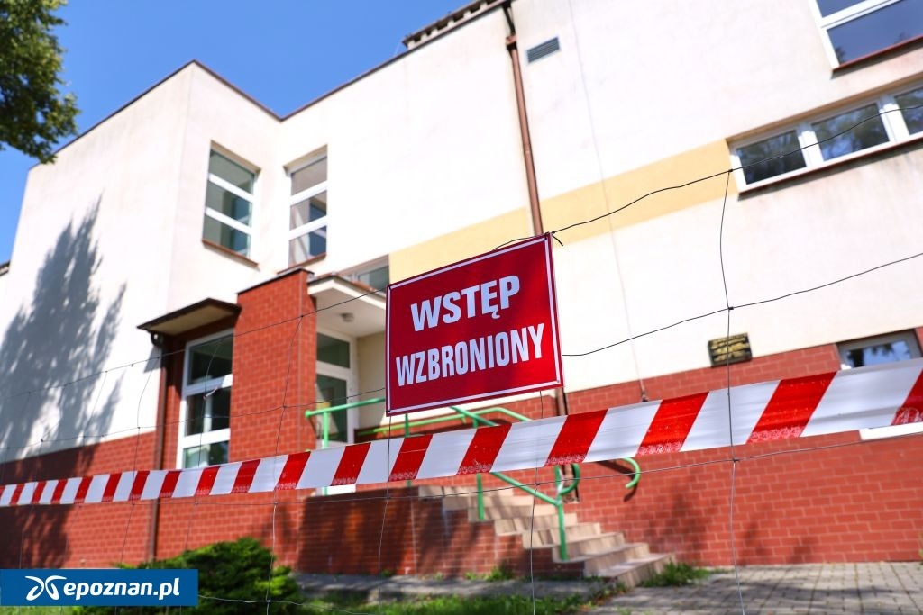 Budynek podstawówki leżącej 50 km od Poznania nagle wyłączono z użytku. Są pieniądze na walkę z osuwiskiem