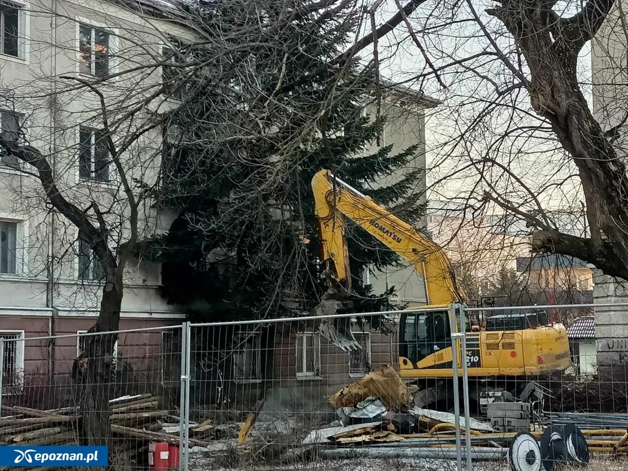 Akademiki na Winogradach "jak po zniszczeniach wojennych". Co dalej z budynkami?