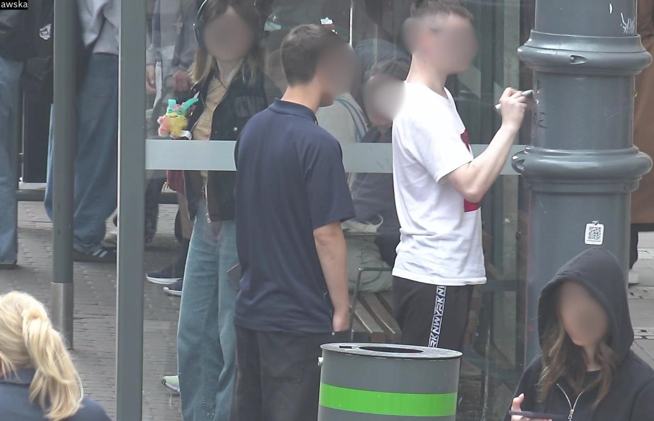 Malowali tagi na słupie w centrum Poznania. Wpadli chwilę później dzięki monitoringowi